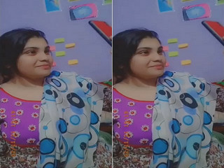 Horny desi Indian girl reveals huge breasts in this hot sex scene