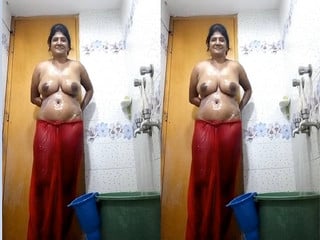 Amateur desi bhabhi in the bath showing off pussy