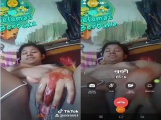 Indian bhabhi shows off her fingering skills online