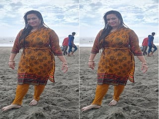 Sexy amateur desi woman flashing big tits and pussy in video