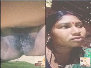 Indian porn: Bhabhi reveals her pussy during a call.