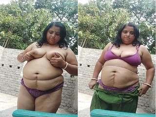 Indian bhabhi strips to show off her juicy pussy and big breasts.