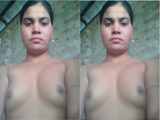 Indian girl in the desi village flashing her boobies for porn