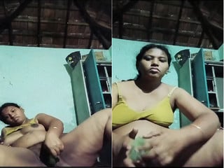 Horny desi bhabhi fingering herself