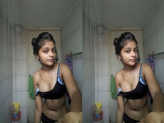 Desi amateur girl flashing her big boobs