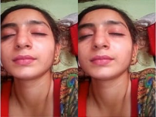 Horny desi paki chick gets hot with solo porn action.