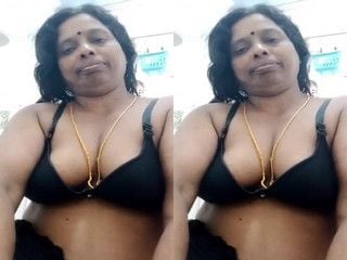 Indian amateur bhabhi showing her pussy