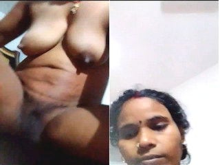 Indian desi shows off her naked body.