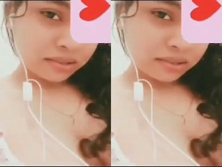 Indian girl heats up the scene showing herself to her partner