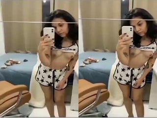 Sexy desi porn: Indian girl flashing breasts