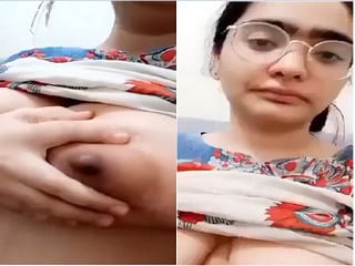 Pakistani porn: Girl showing breasts