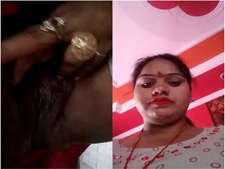 Amateur desi girl flashing pussy