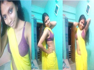 Amateur desi girl flashing big boobs online.