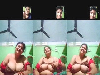 Sexy desi bhabhi flashing her huge boobs online