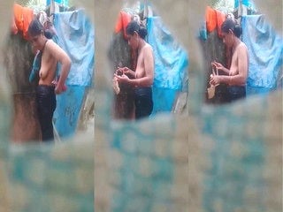 Amateur desi wife in bath cam shot
