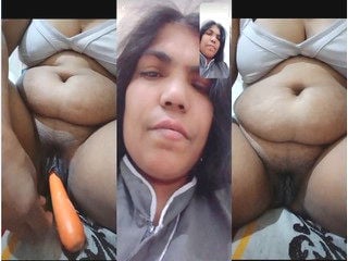 Horny desi bhabhi fingering herself