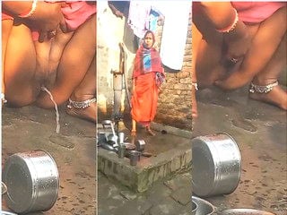 Indian desi bhabhi peeing in video