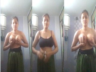Desi amateur girl exposing her sexy boobs and pussy