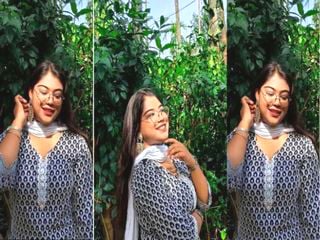 Desi porn: Girl shows off and finger fucks