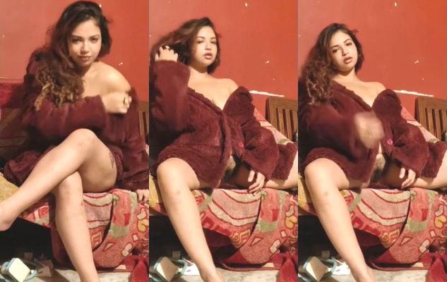 Amateur desi porn: girl revealing pussy