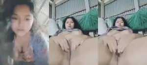 Indian girl gets naked for a hot show