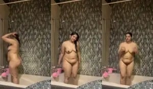 Sexy desi bhabhi in the bath