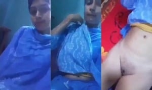Indian porn: Desi girl reveals pussy