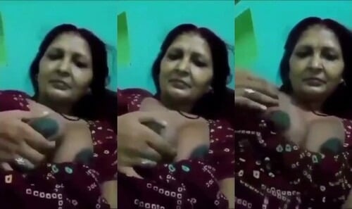 Indian aunty showing her breasts