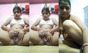 Bhabhi shows off her sexy pussy